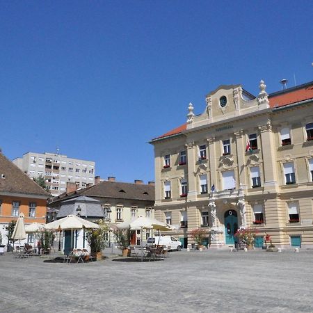Stylish Historic Flat For 4 In Heart Of Oldbuda ブダペスト エクステリア 写真