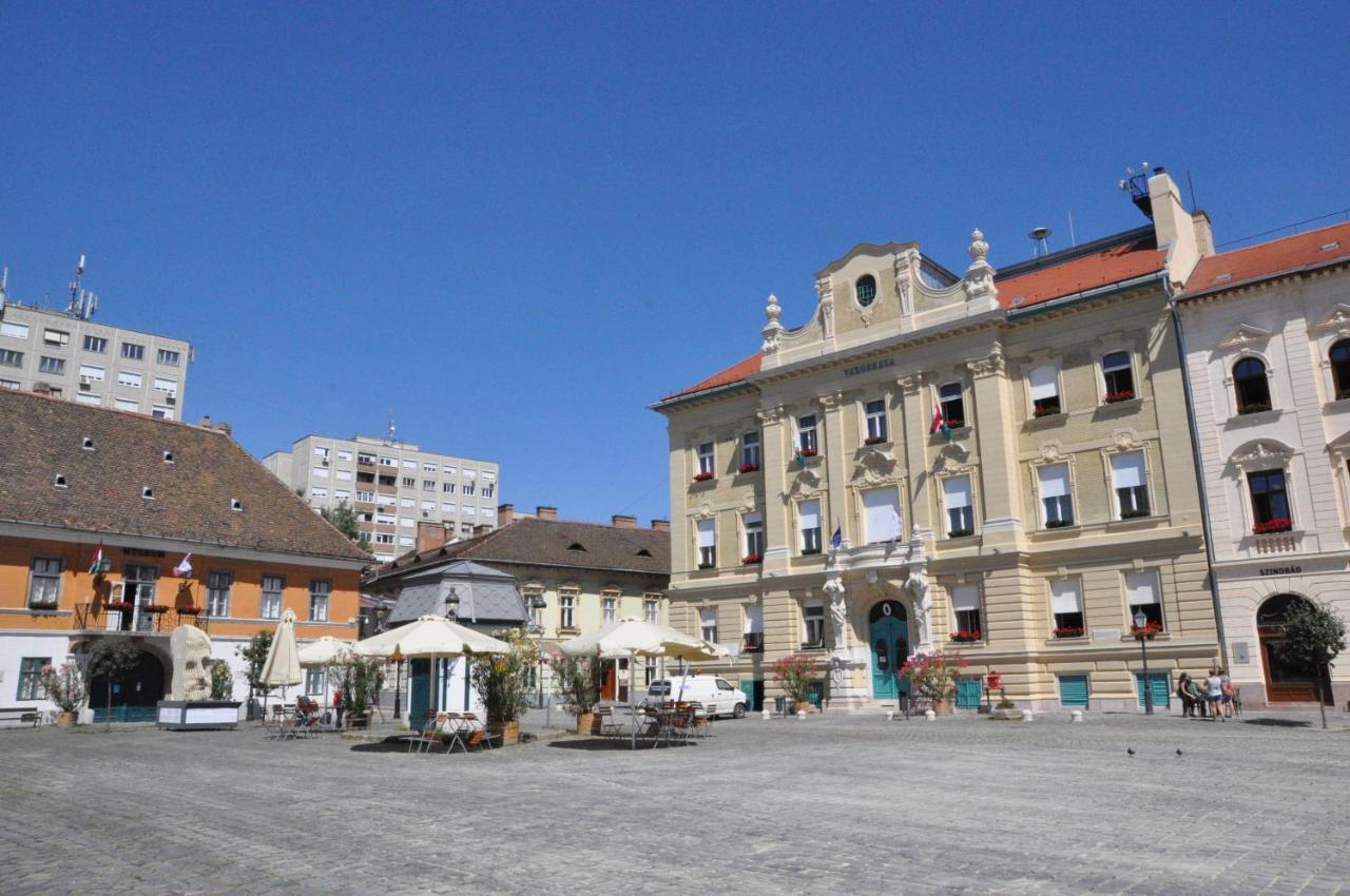 Stylish Historic Flat For 4 In Heart Of Oldbuda ブダペスト エクステリア 写真