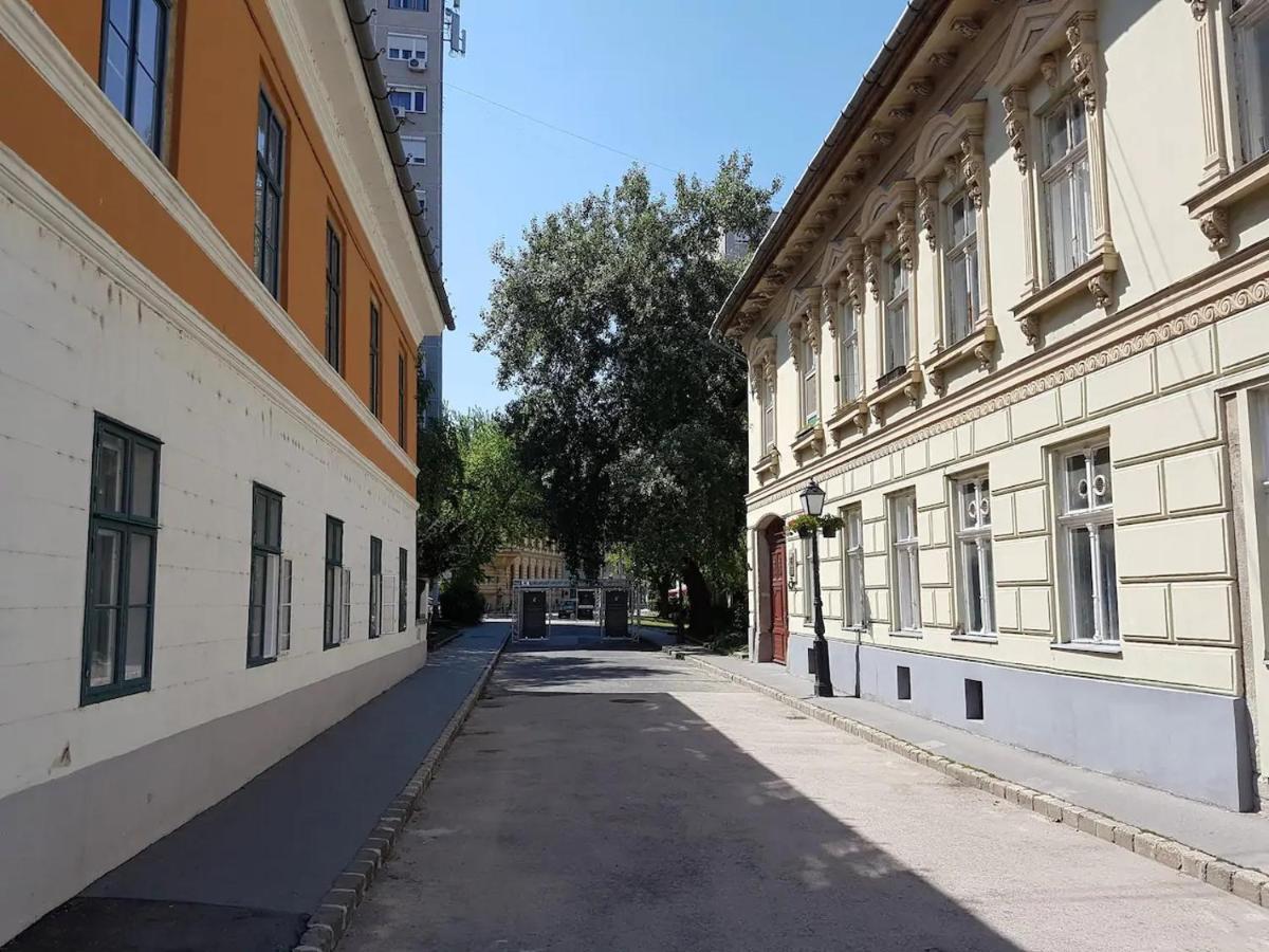 Stylish Historic Flat For 4 In Heart Of Oldbuda ブダペスト エクステリア 写真