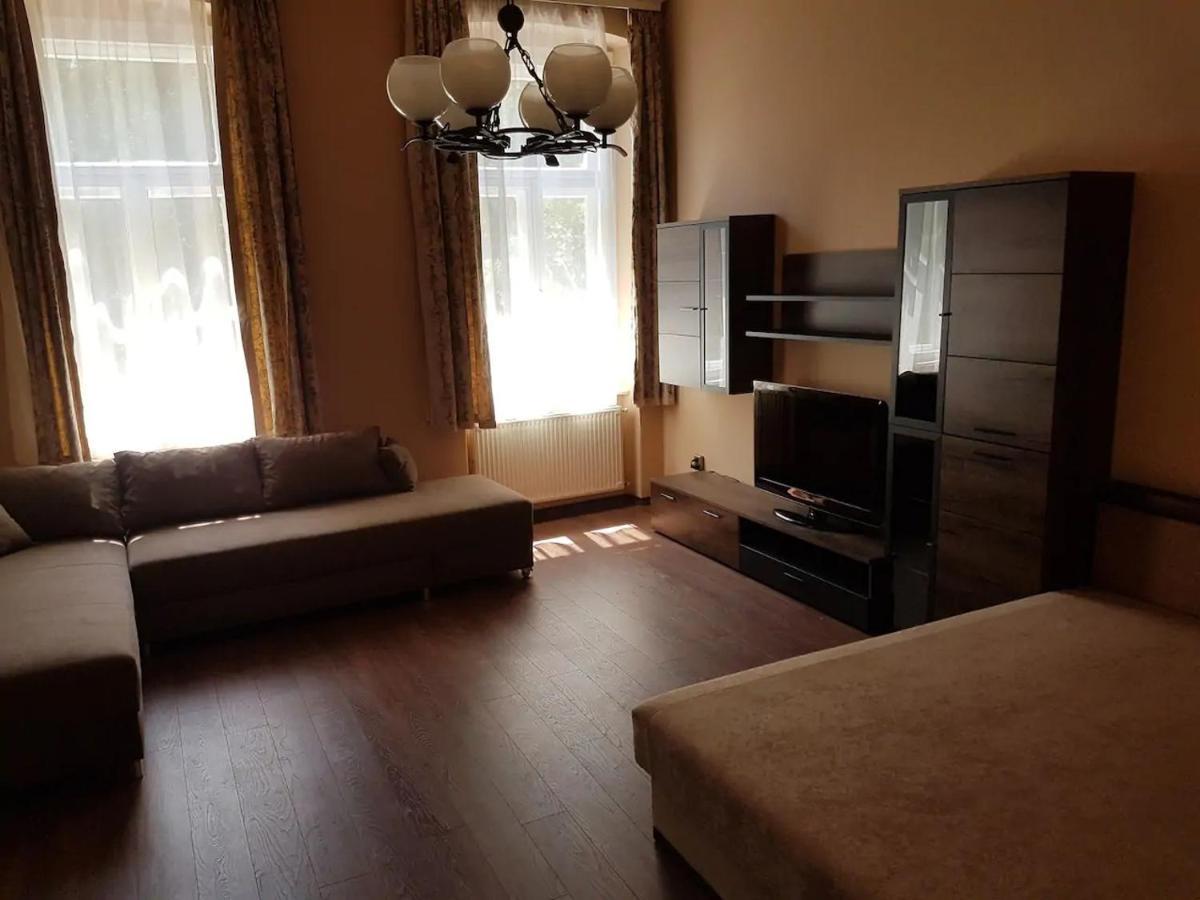 Stylish Historic Flat For 4 In Heart Of Oldbuda ブダペスト エクステリア 写真
